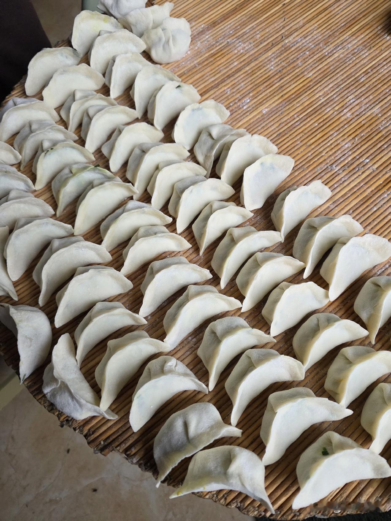 今天，我们村800口人统一过周末，吃饺子的吃饺子，煮肉的煮肉……

上班的人有周