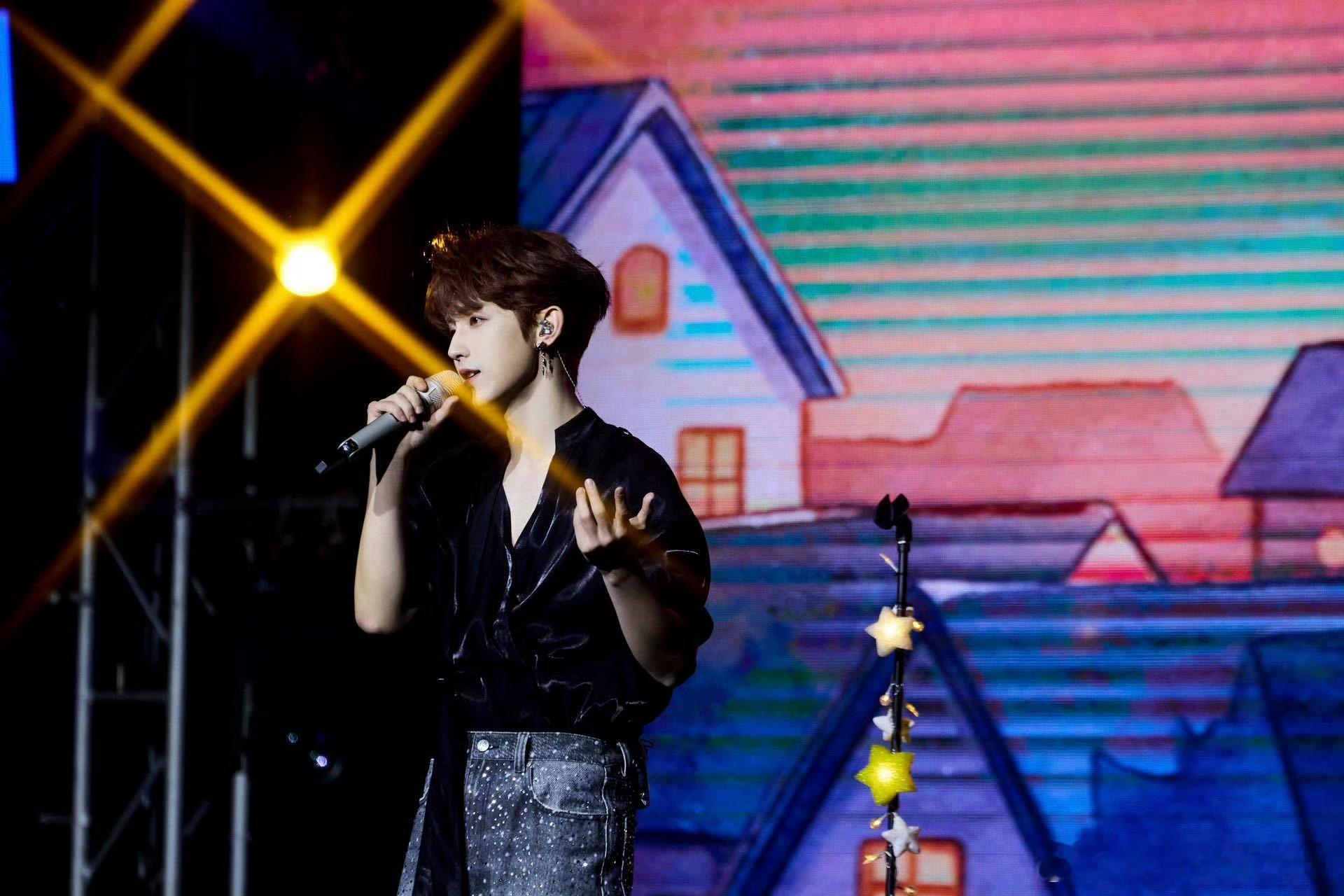 郭俊辰你真没把我当外人郭俊辰见面会也太懂宠粉了！深V造型又帅又性感，蓝色皮草贵气