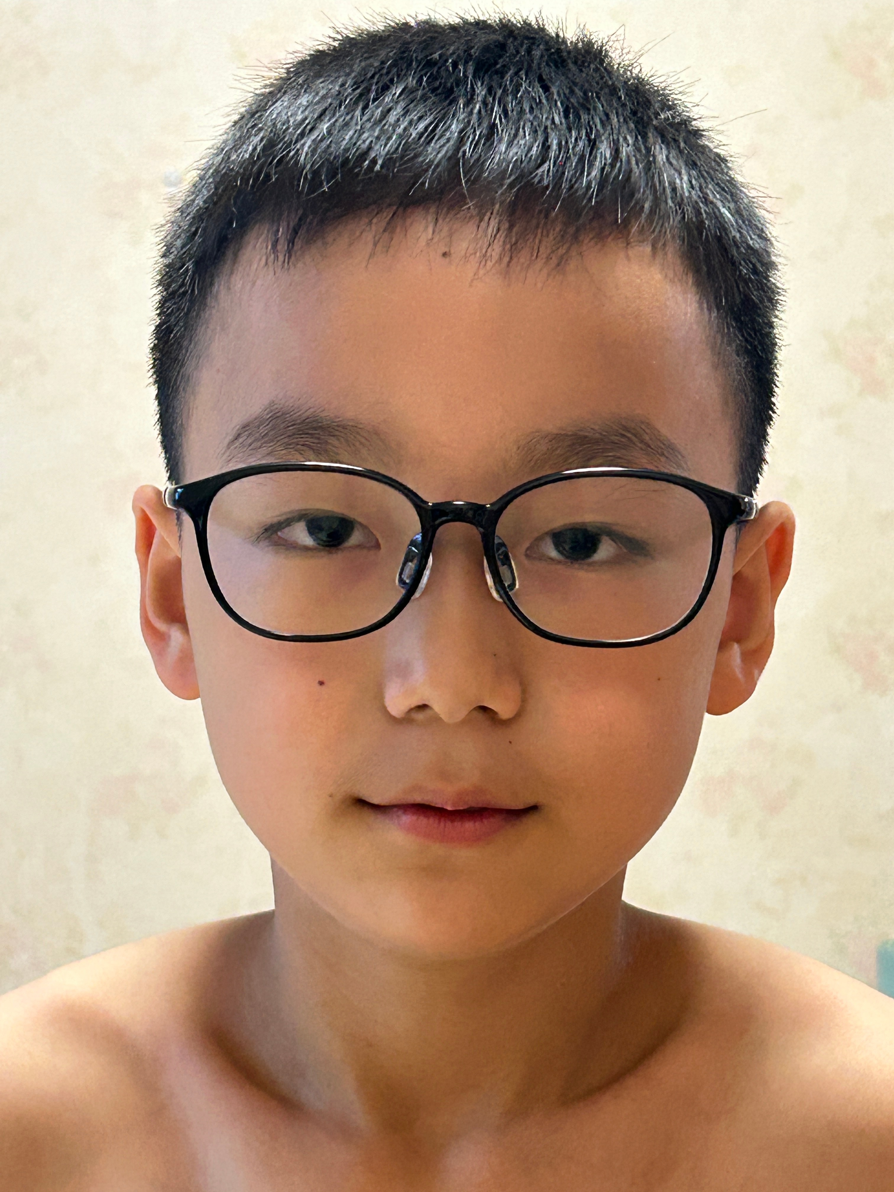 怎么办！好丑呀！我接受不了他近视的事实。一只50度，一只75度。轻度散光…刚拿到