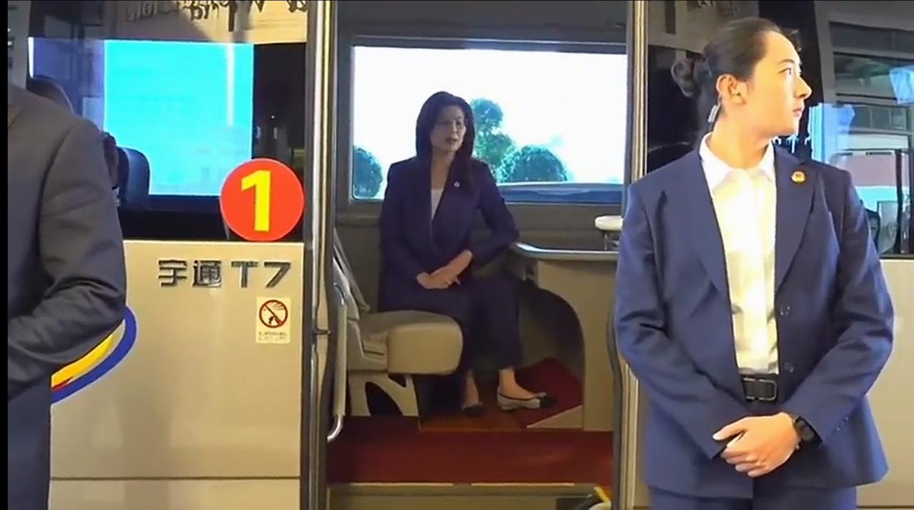 刚发现，迎接郑丽文一行前往人民大会堂的接待巴士，是郑州宇通生产的客车，这是河南的