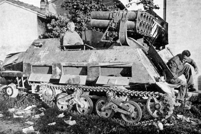 二战德国Sd.Kfz.4/1自行火箭炮实战简报。
该装备依托欧宝“骡子”半履带卡