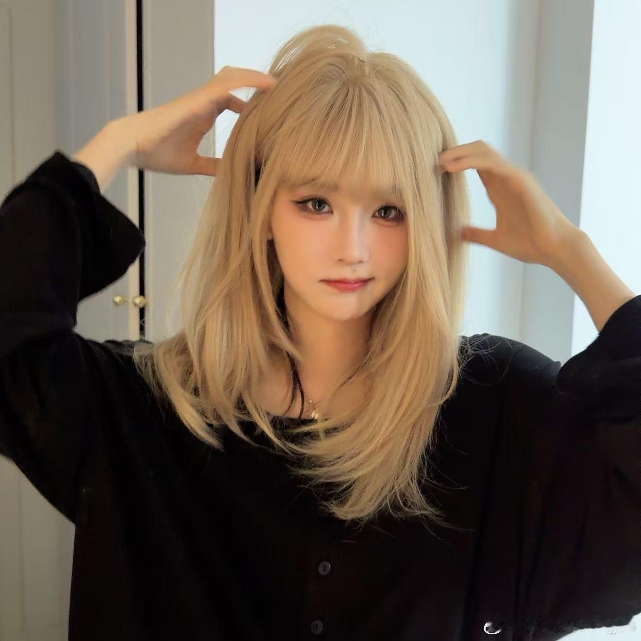 周诗雨浅金发色😍这是洋娃娃吧 ​​​