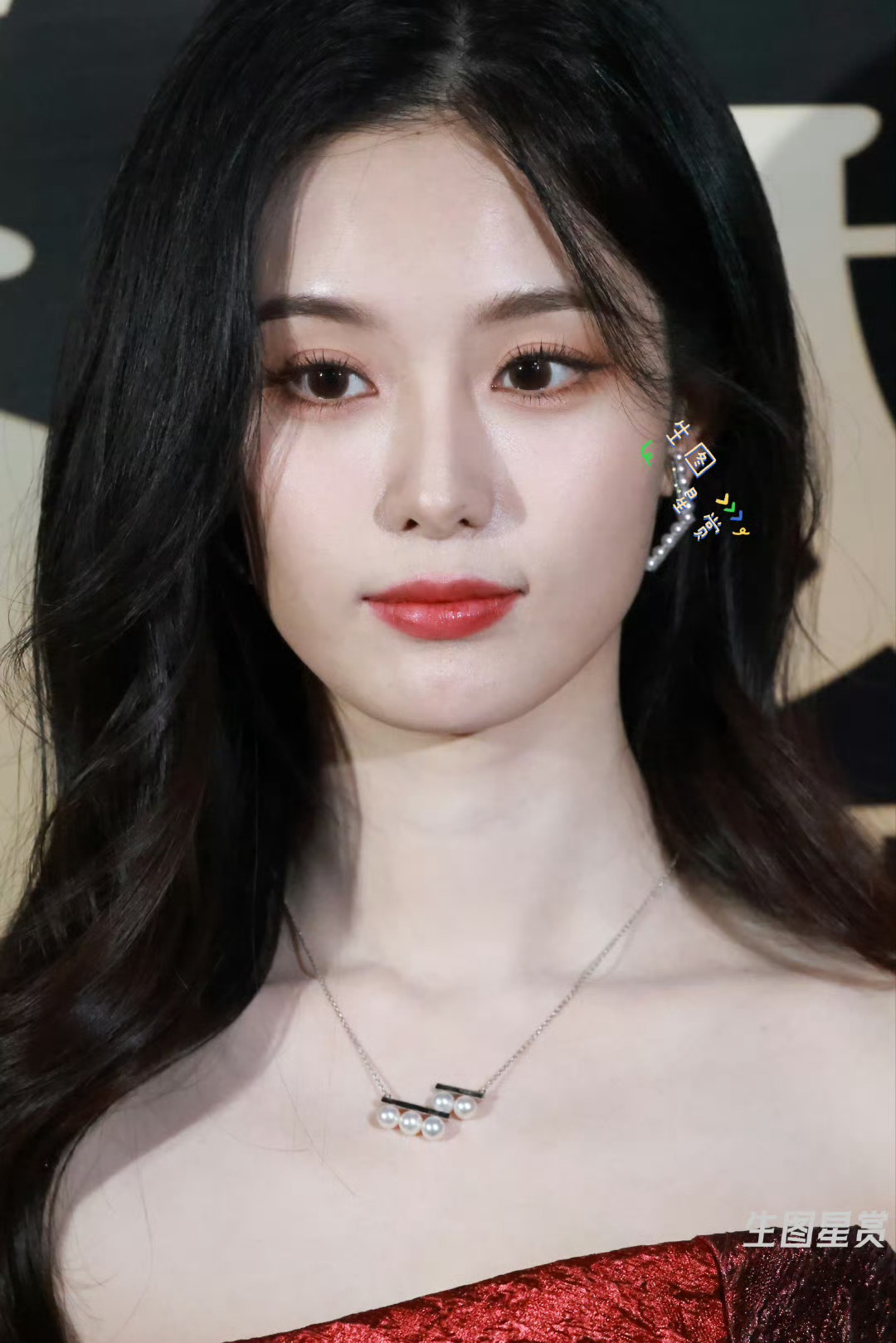 徐艺洋红裙 徐艺洋今天参加活动一身红裙造型也太美了吧！生图状态好好啊！[打cal