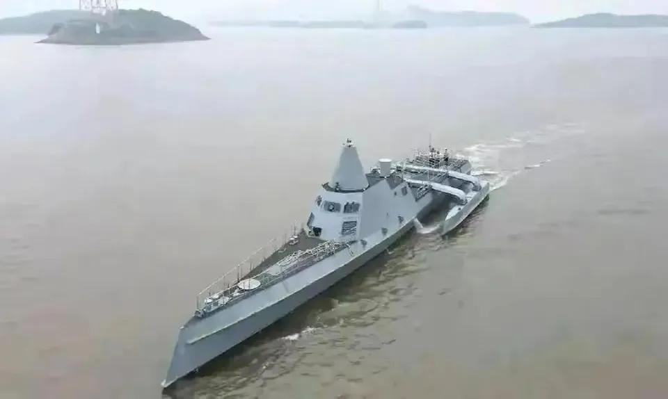 这艘小艇的名字叫lightfish，国内媒体们集体不知道为什么都把这个名字翻译成