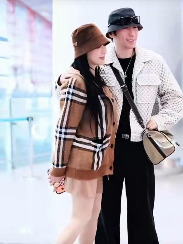 钟丽缇与张伦硕现身北京机场，10年婚姻依旧甜度爆表！

3月6日早7点，北京首都