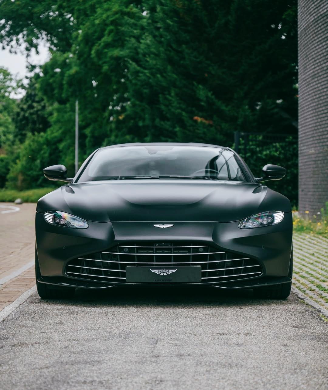 优雅与速度的完美结合，Aston Martin Vantage 确实名不虚传！ 