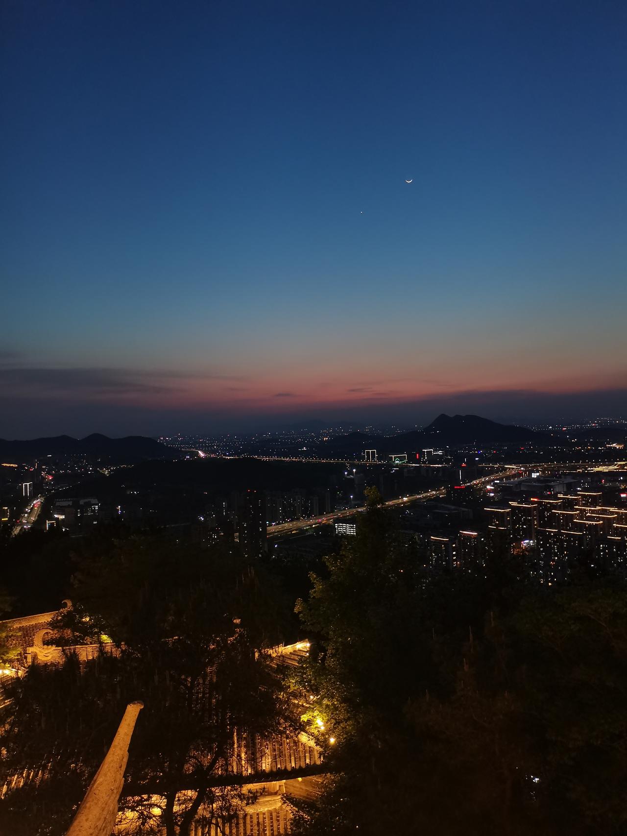 今晚夜色很美！
杭州临平公园西佳阁上的风，
一扫爬山时的燥热。

山上的一座亭子