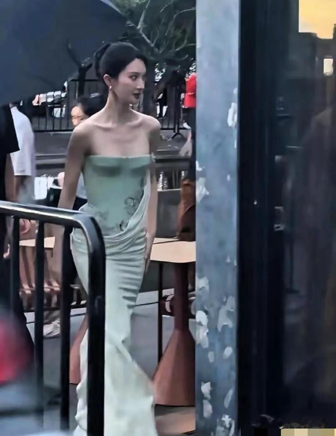 现实中遇到女明星，想不起来她叫什么名字了？
本人看上去又高又瘦，皮肤白的发光，和