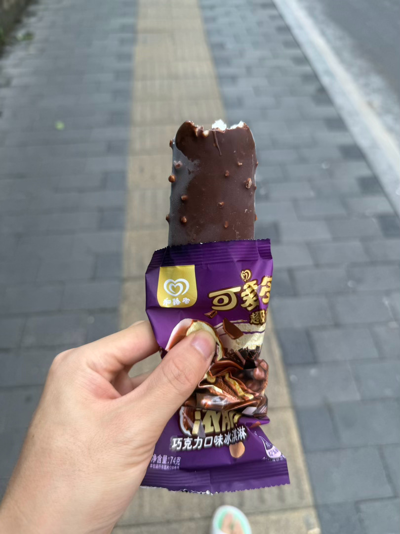 今年第一个冰淇淋 有点齁甜 