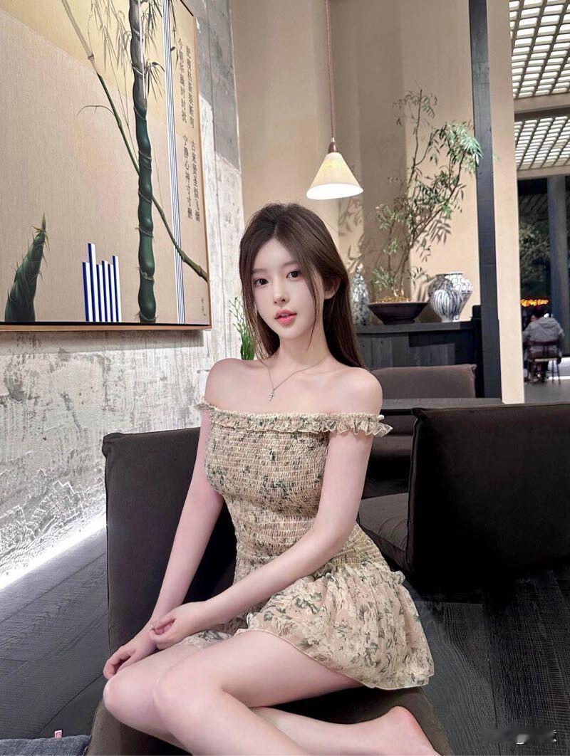 竹影摇曳间，温柔邂逅美好，一袭碎花裙，坐拥静谧时光，治愈系女孩的日常。