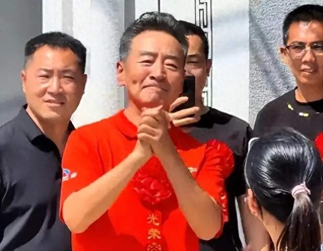 53岁娶小21岁娇妻，儿子考入名校，71岁寇振海如今终于光宗耀祖