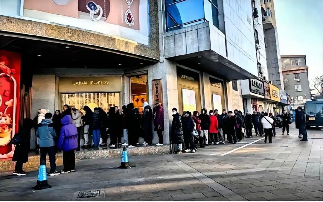 北京菜百是什么地方，买卖黄金的地方！，​九点半才开门营业，八点不到，那队伍就已经