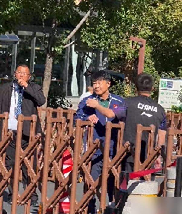 王皓被百人围堵骂到报警，乒协连夜建黑名单，体育饭圈踢到铁板