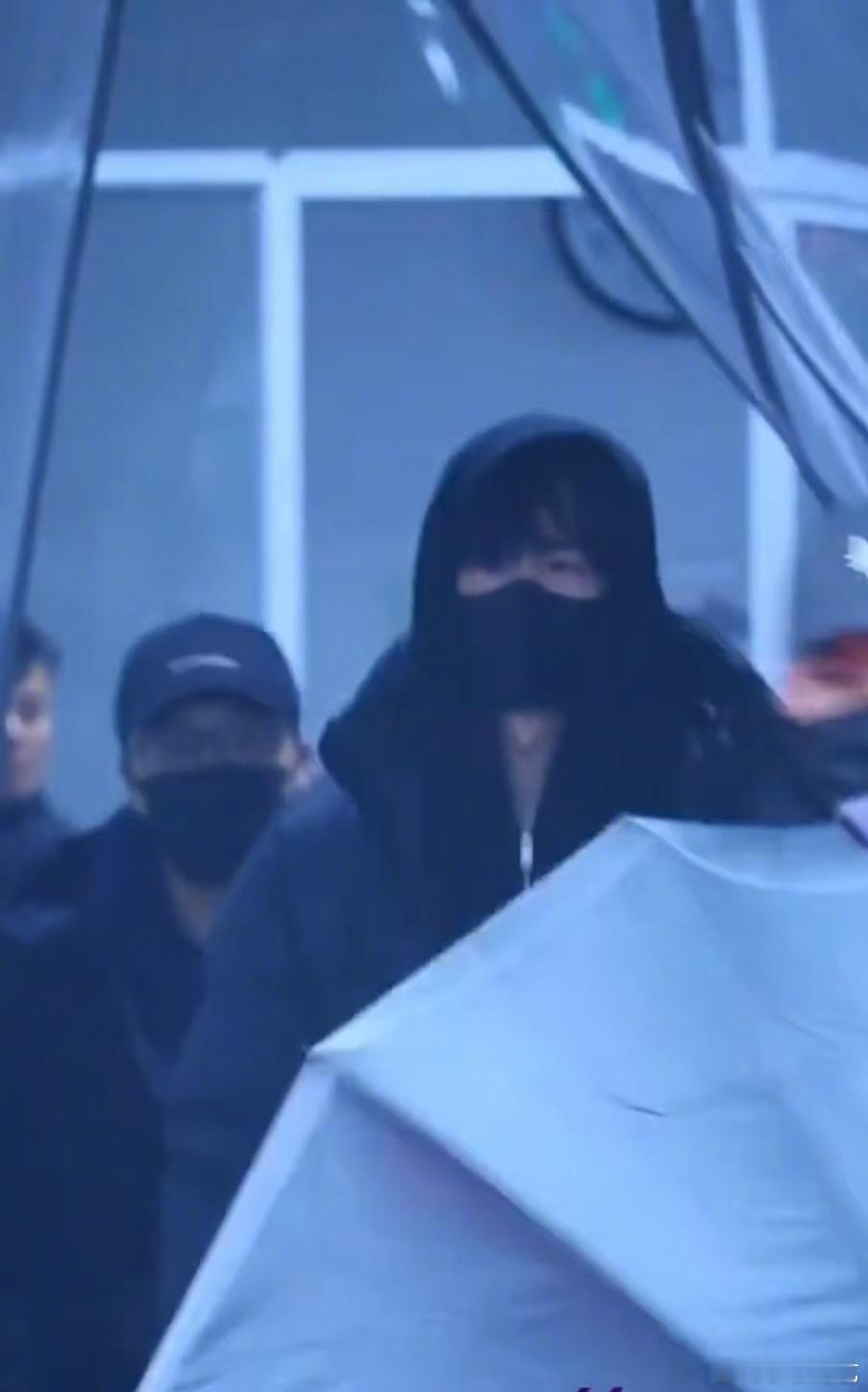 田曦薇张凌赫hi6上班路透 终于等到《逐玉》剧宣！两个人裹得严严实实的来hi6上