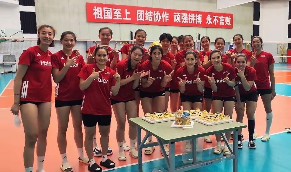 杨舒茗生日大合照吴梦洁回归，但是没看到李盈莹在合照里面2026世界女排联赛