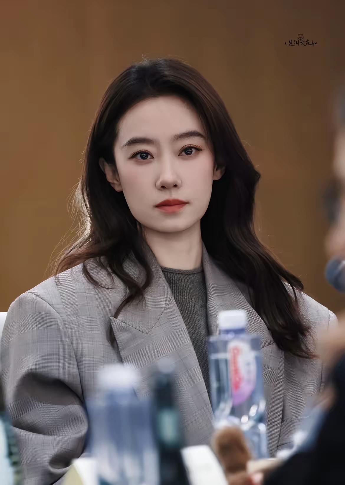 好奇查了一下张小斐的身世……
对她还是有点肃然起敬[赞]
普通家庭，没有背景，