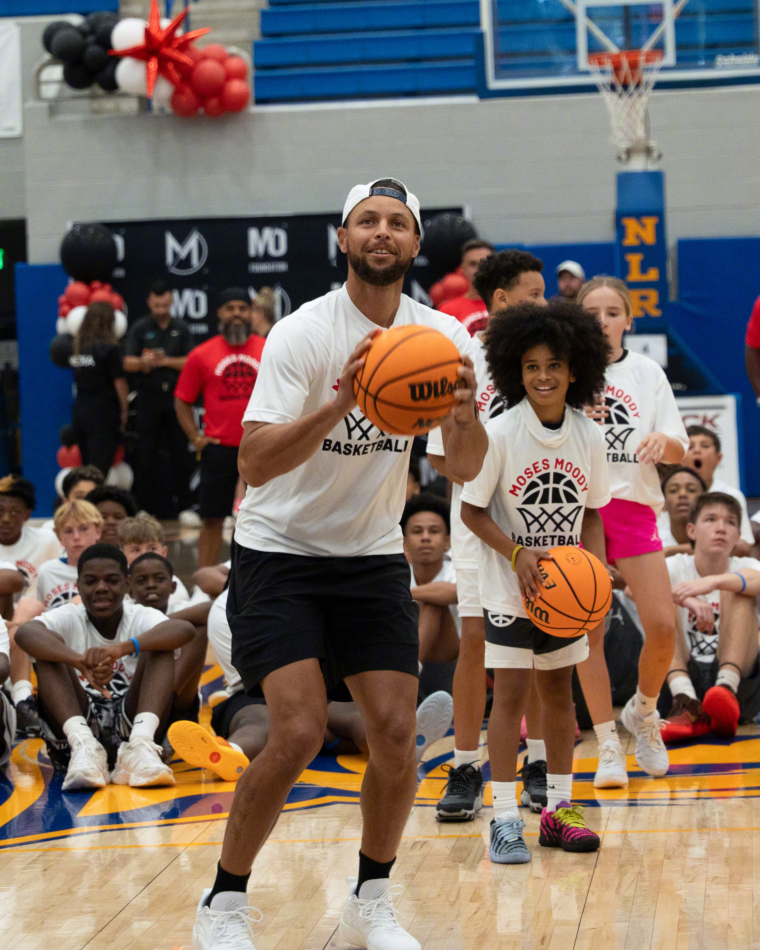 回到穆迪的家乡阿肯色州，库里携手穆迪参加公益活动🏀金州勇士