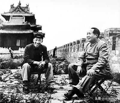 说起毛主席，咱老百姓心里最暖。他从韶山农村走来，一辈子都惦记着普通人家的冷暖。