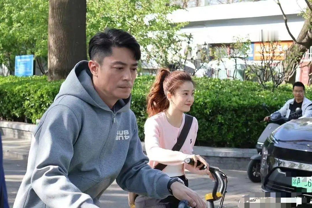 霍建华和张雪迎这是演爸爸和女儿关系，还是演情侣关系，要是后者的话，那真的是笑掉大