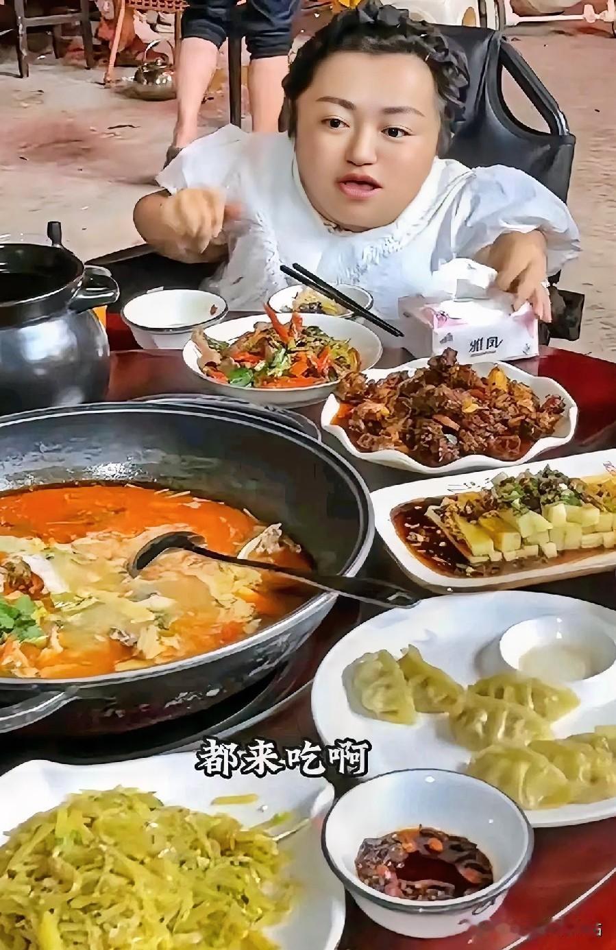 对于农村出生的公婆，面朝黄土背朝天，哪有什么大餐吃，遇到喜梅儿媳妇，虽然坐轮椅，