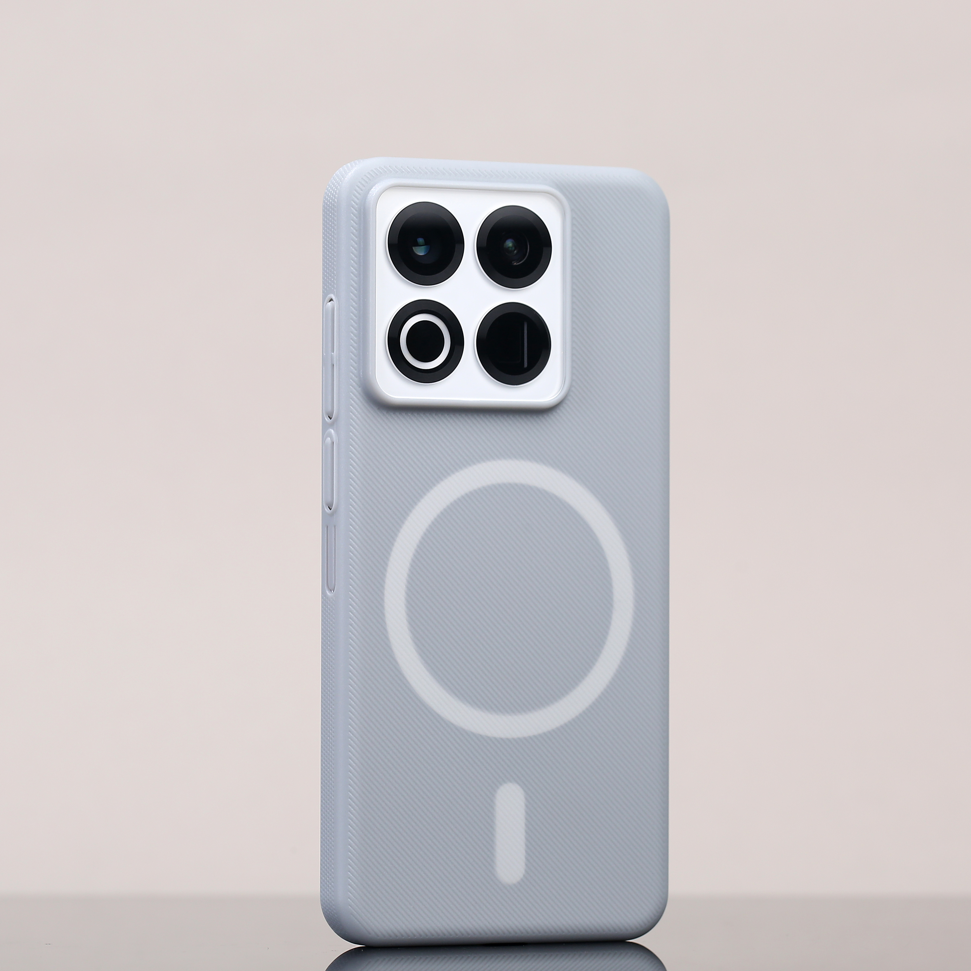 魅族 22 轻薄 PC 斜隐，磁力吸附稳稳的壳子一戴，依旧秀气，边框够薄，单手握