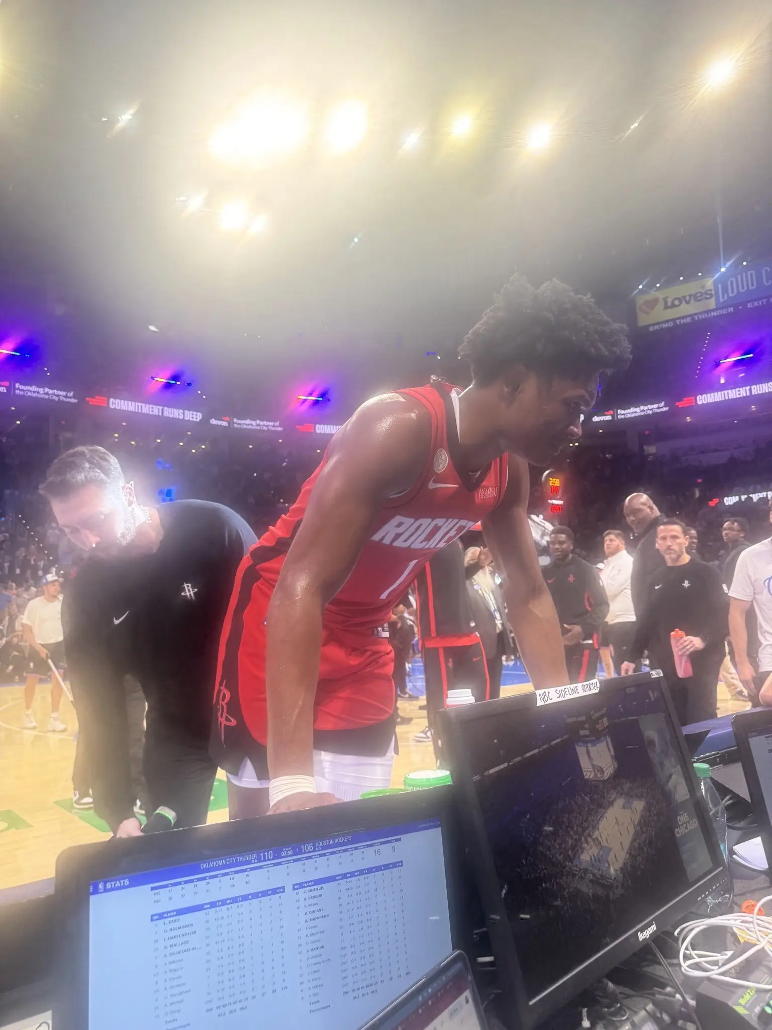 阿门汤普森拼到抽筋 阿门汤普森加时都给打到抽筋，目前他已经退出比赛了！ ​​​