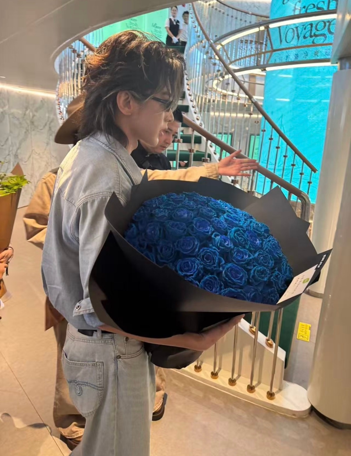 送了这么大束蓝玫瑰