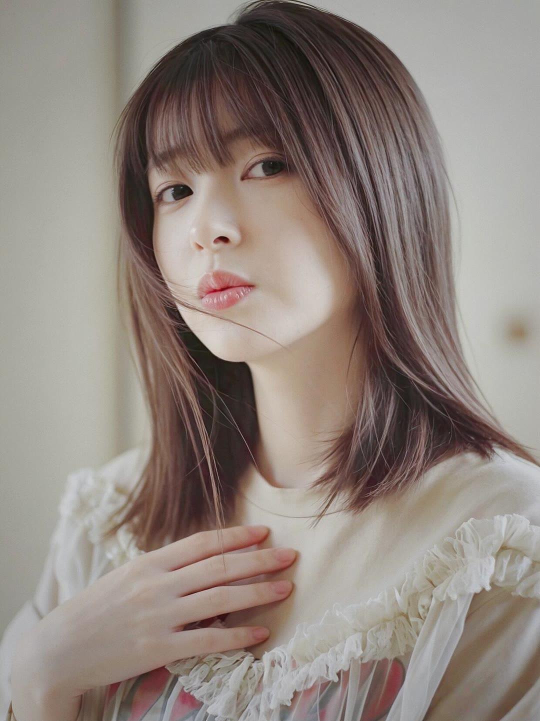 温柔甜美的少女，轻抚心口，梦幻的氛围。温柔甜美少女