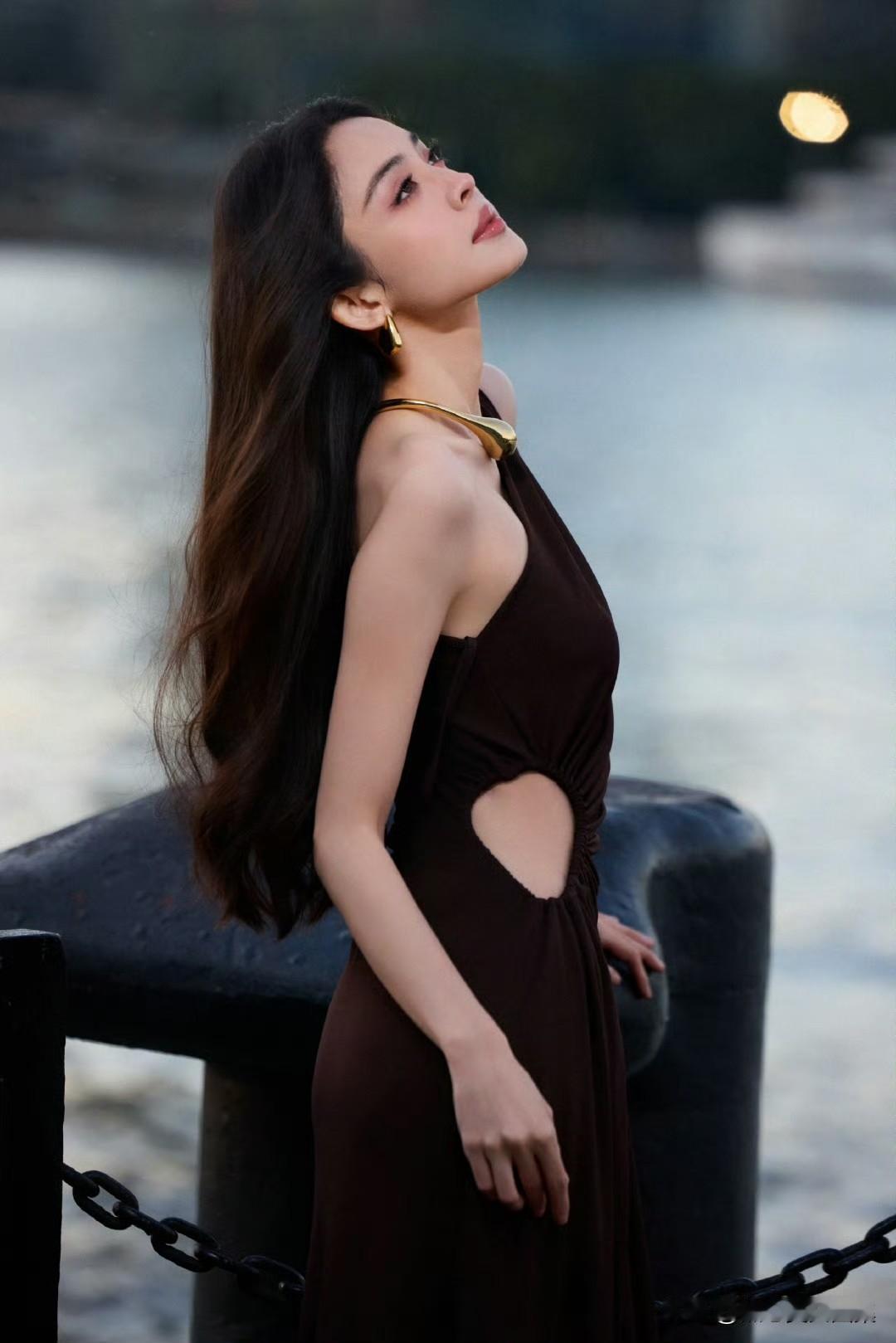 古力娜扎City Walk这造型绝了！朱唇搭配裙装，那冷酷姿态直接把人拿捏。她迈