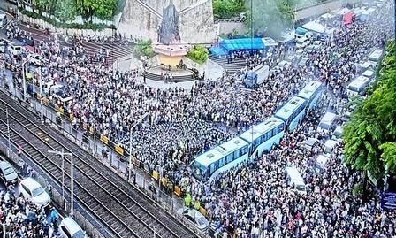 菲律宾总统被上万名抗议者堵在官邸不敢出门，警方在通往总统府的路上架起了集装箱路障