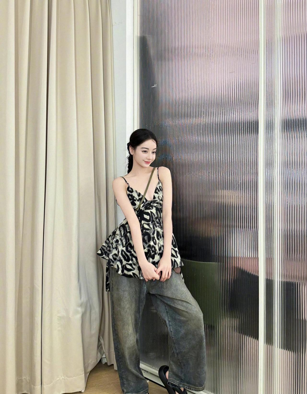 迪丽热巴夏季穿搭合集，超多look很养眼。
风格跨度丰富，甜酷、复古、休闲轻松切