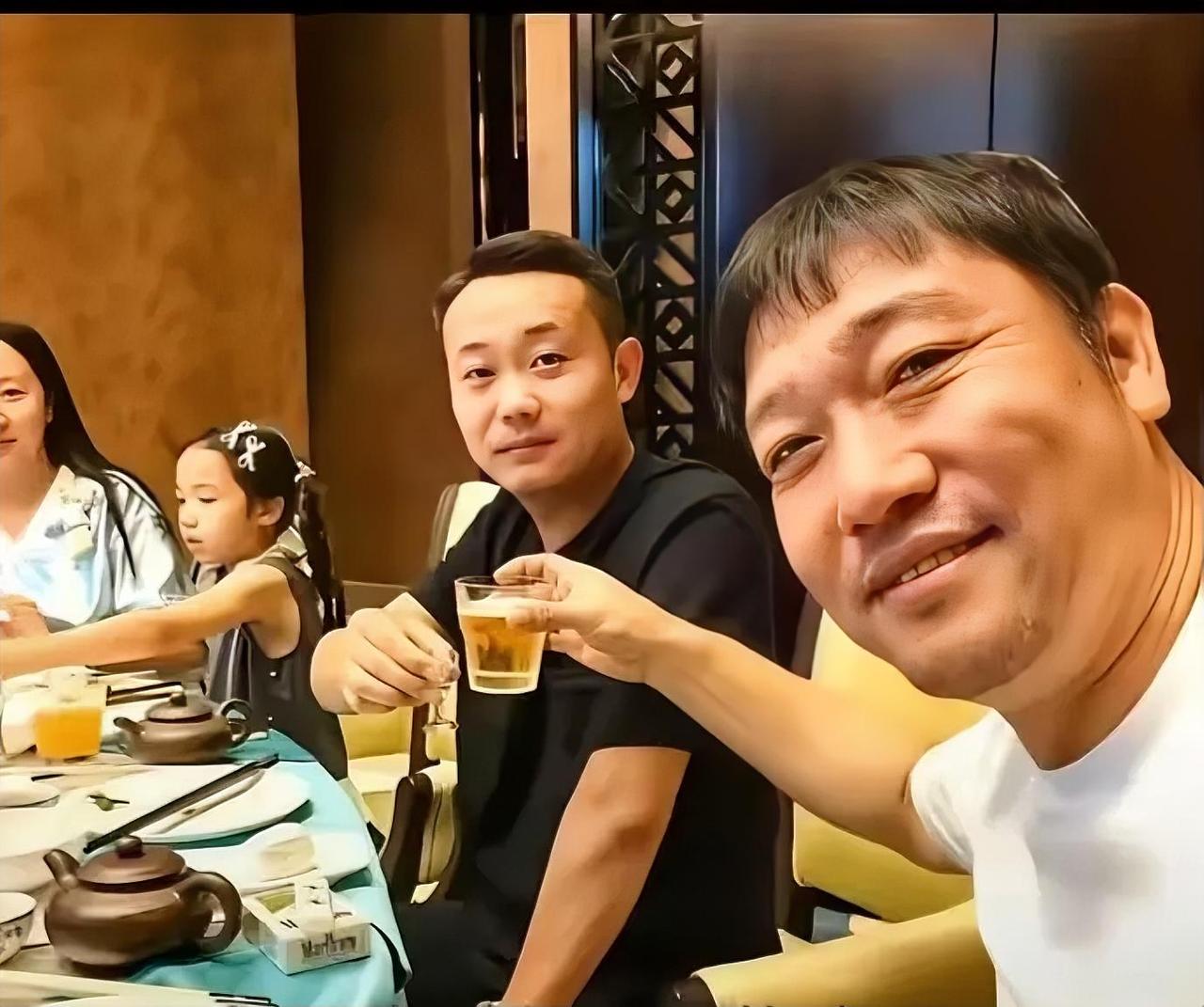贾冰这次风波能不能算作塌房，目前还没法下定论，但这件事带来的提醒，足够让人深思。