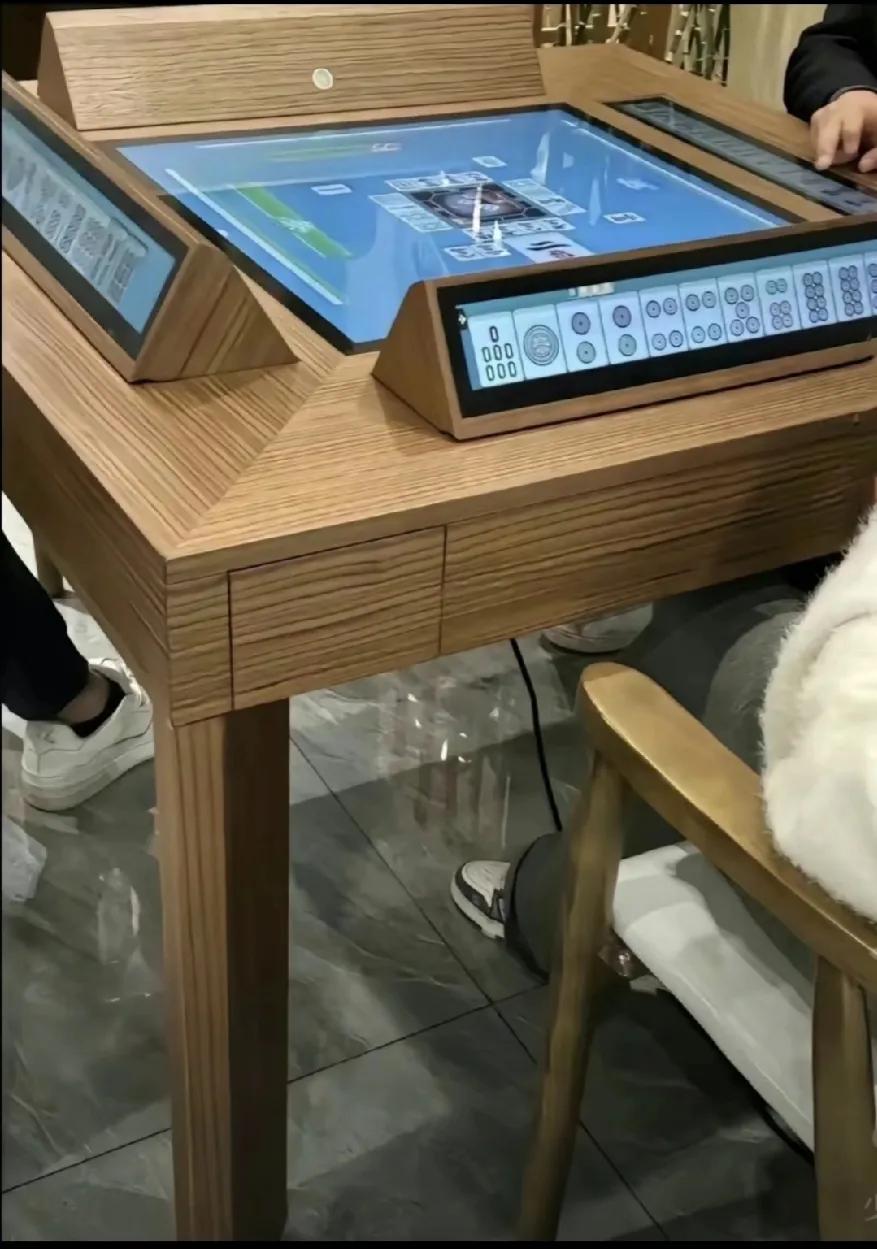很久没打过麻将了，现在麻将桌都升级成显示屏的了？！[what]