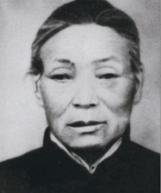 1938年，日军包围大常村，情急之下，常大娘把肖华司令员藏在自家院子里的枣堆里，