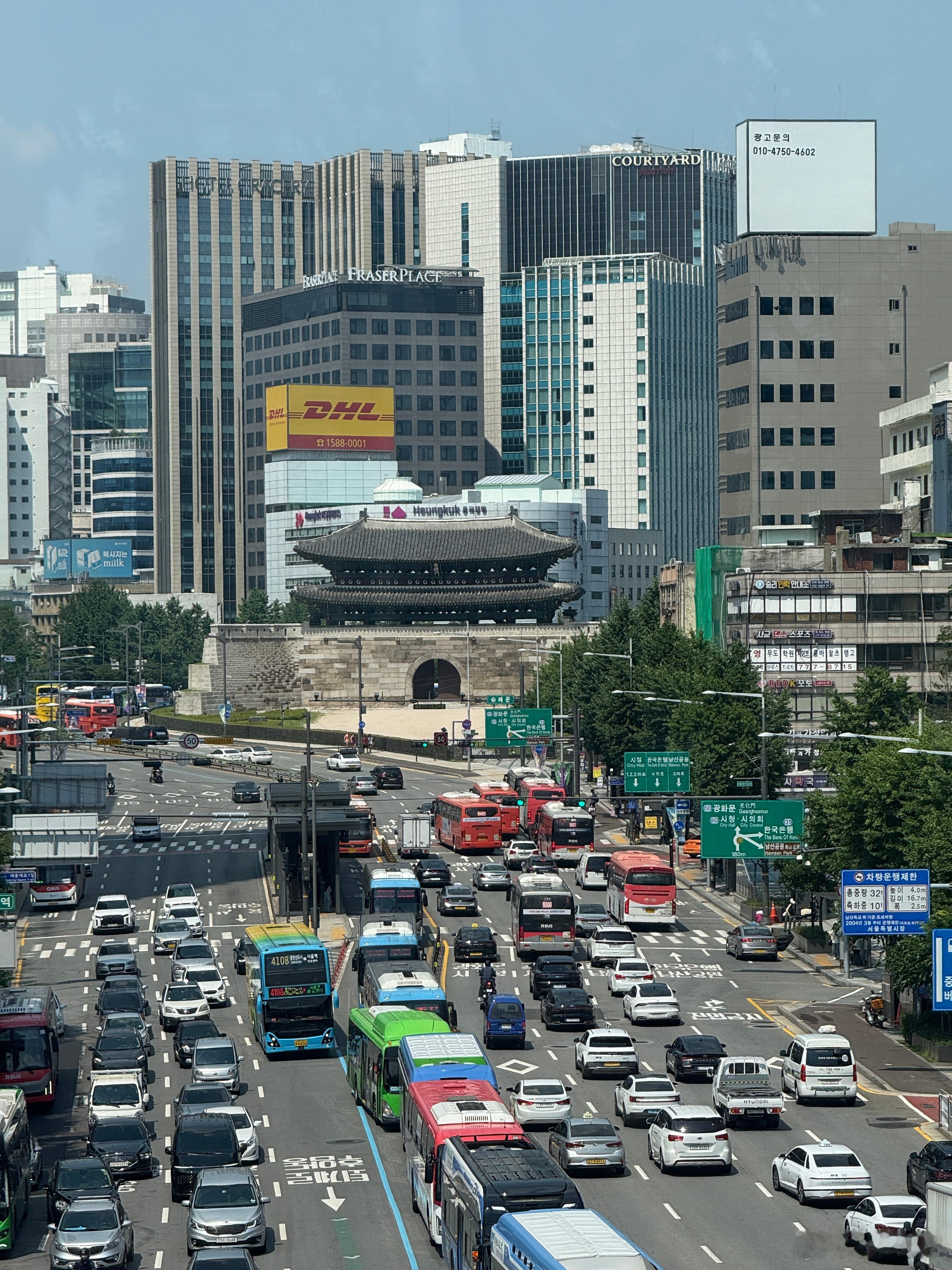虽然韩国人是很喜欢买国货但是谁说他们不买日系车的！丰田和雷克萨斯还是不少的甚至还