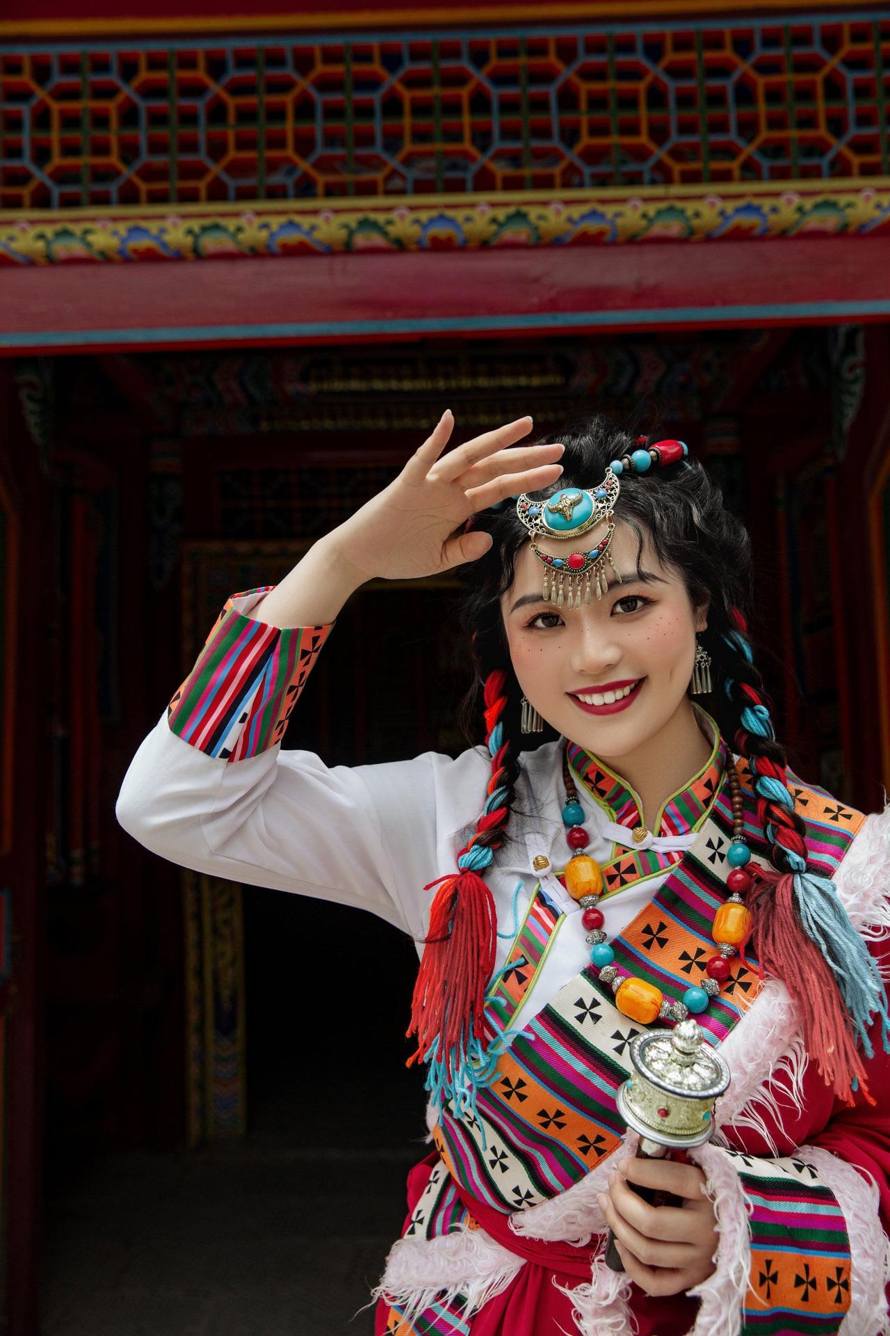 娶一个藏族女孩是一个什么样的感觉！
其实娶一个藏族女孩，那感觉就像开启了一场奇妙