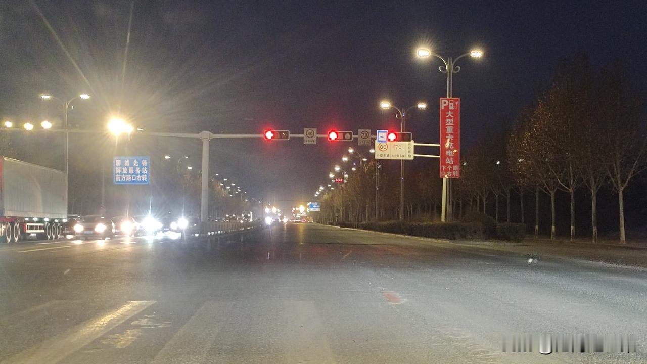 路过山东聊城北环红绿灯能让人崩溃，五六个路口情况完全相同，上一个路口是红灯，眼看