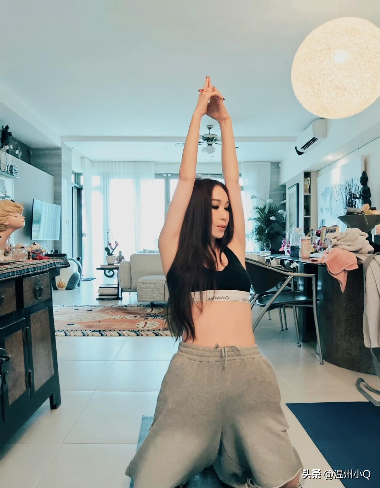 温碧霞在家练瑜伽，并表示永不放弃练小蛮腰。不过她看起来是直筒腰，小蛮腰有点困难，