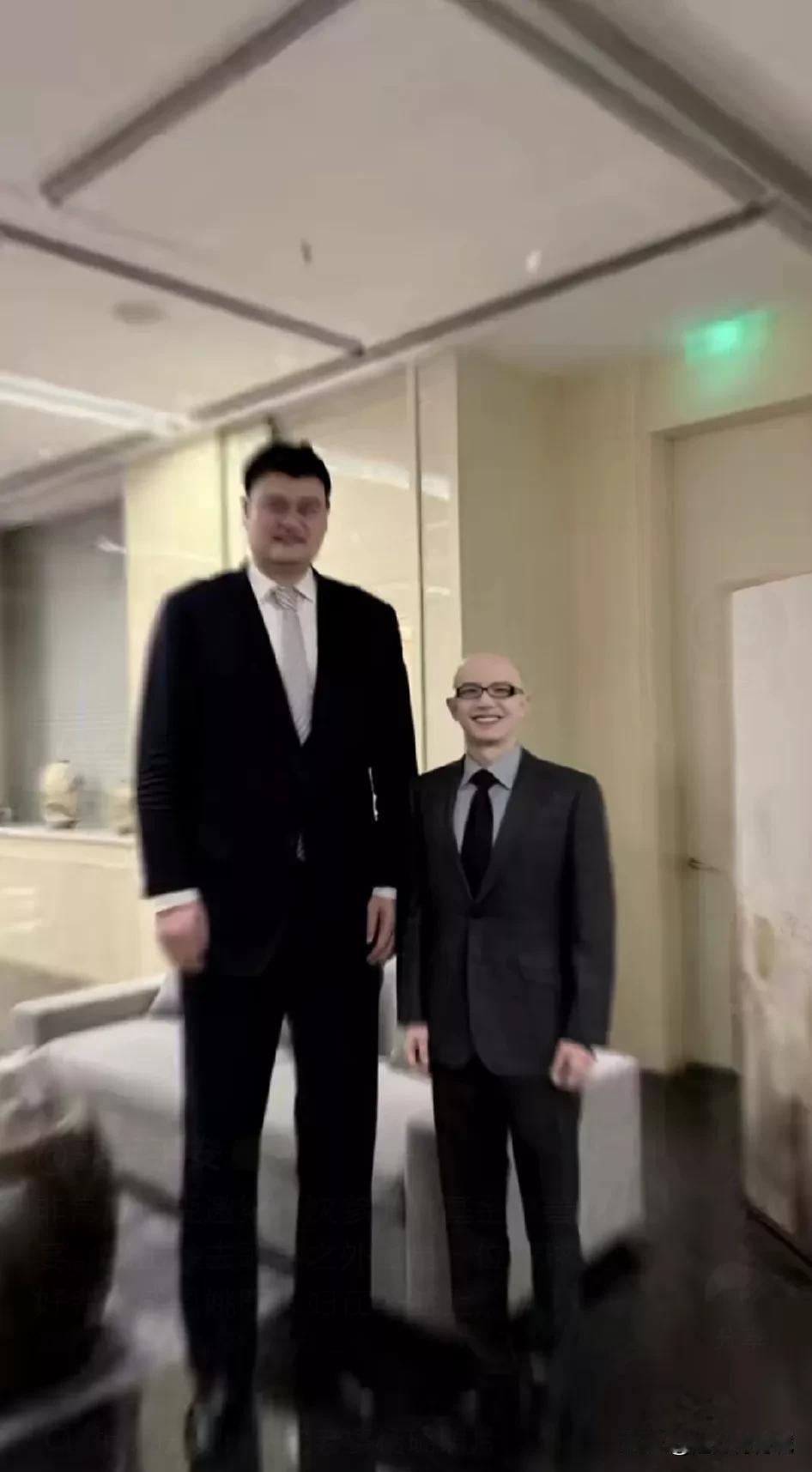 歌手平安受邀参加2024年万豪姚基金慈善晚宴，并现场放歌！晚宴后平安与姚明合影留