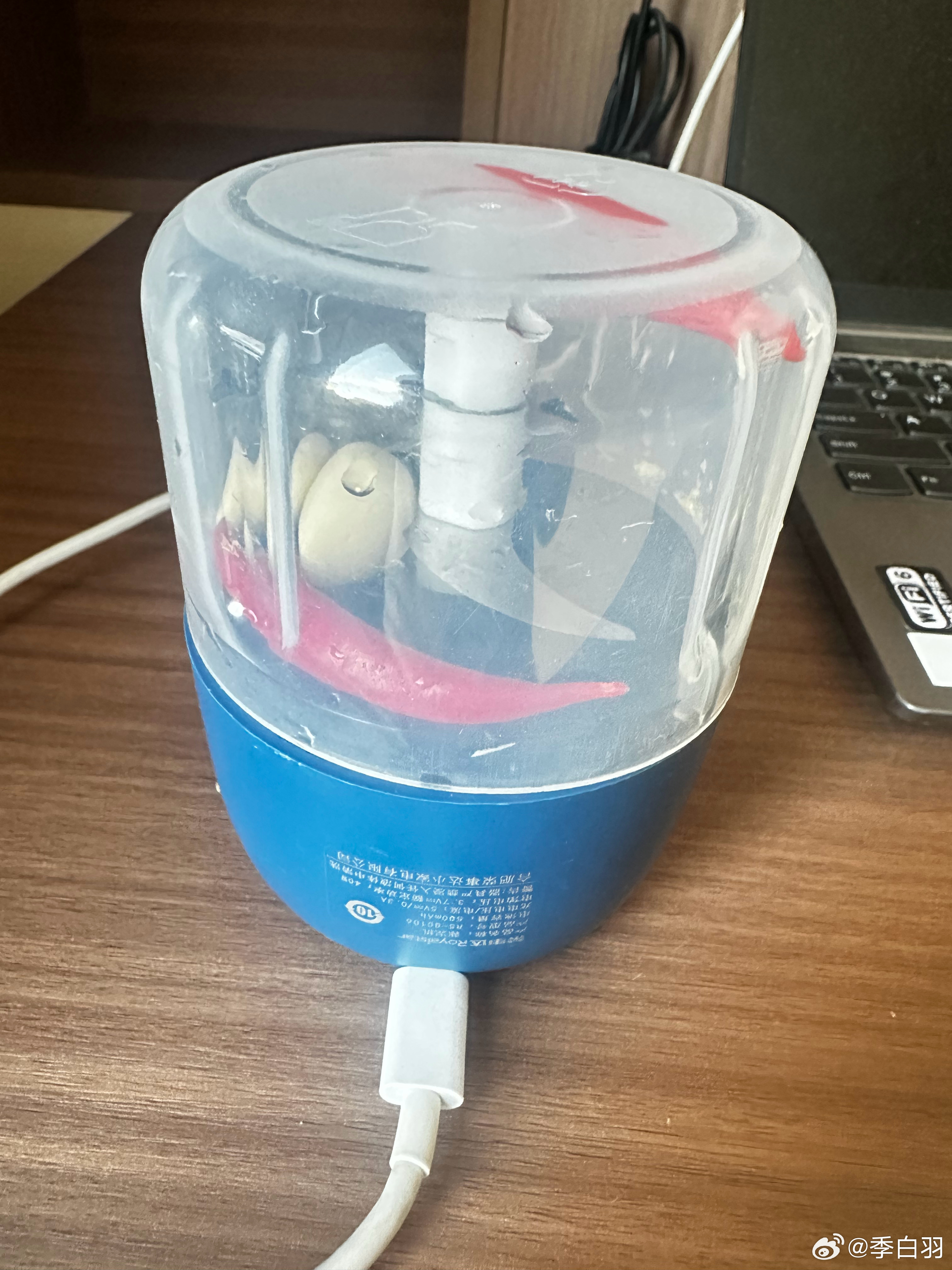 不是这玩意怎么不转了呢？没电了吗，我来充个电