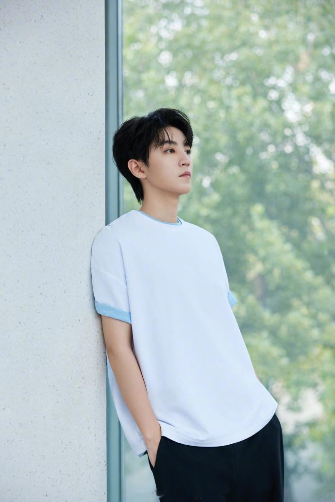 TFBOYS物料，恭喜TFBOYS出道十一周年快乐🧡 ​​​