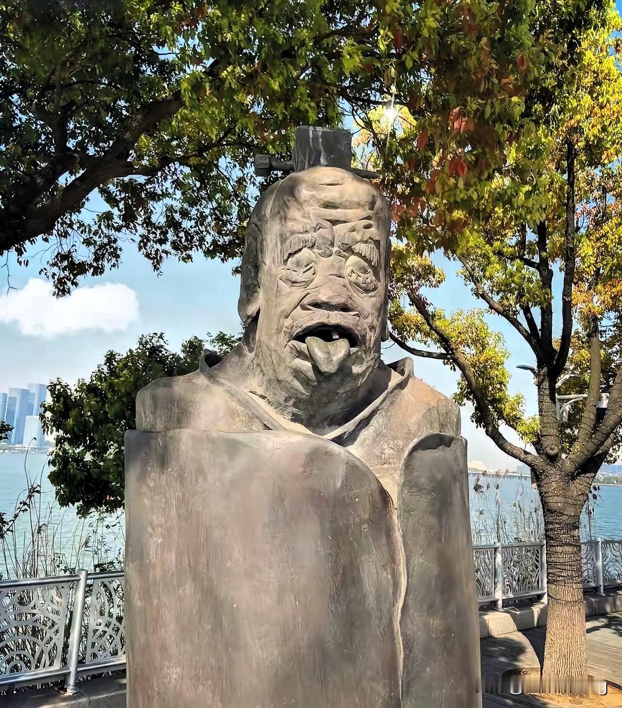 那尊惹众怒的吐舌老子像终于拆除，本是众望所归，可专家跳出来骂网友没审美，护着所谓