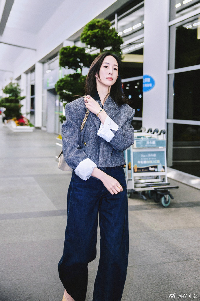 张钧甯去巴黎带了半行李箱泡面张钧甯去巴黎，🍜行李箱一半空间都留给了泡面，🍲真