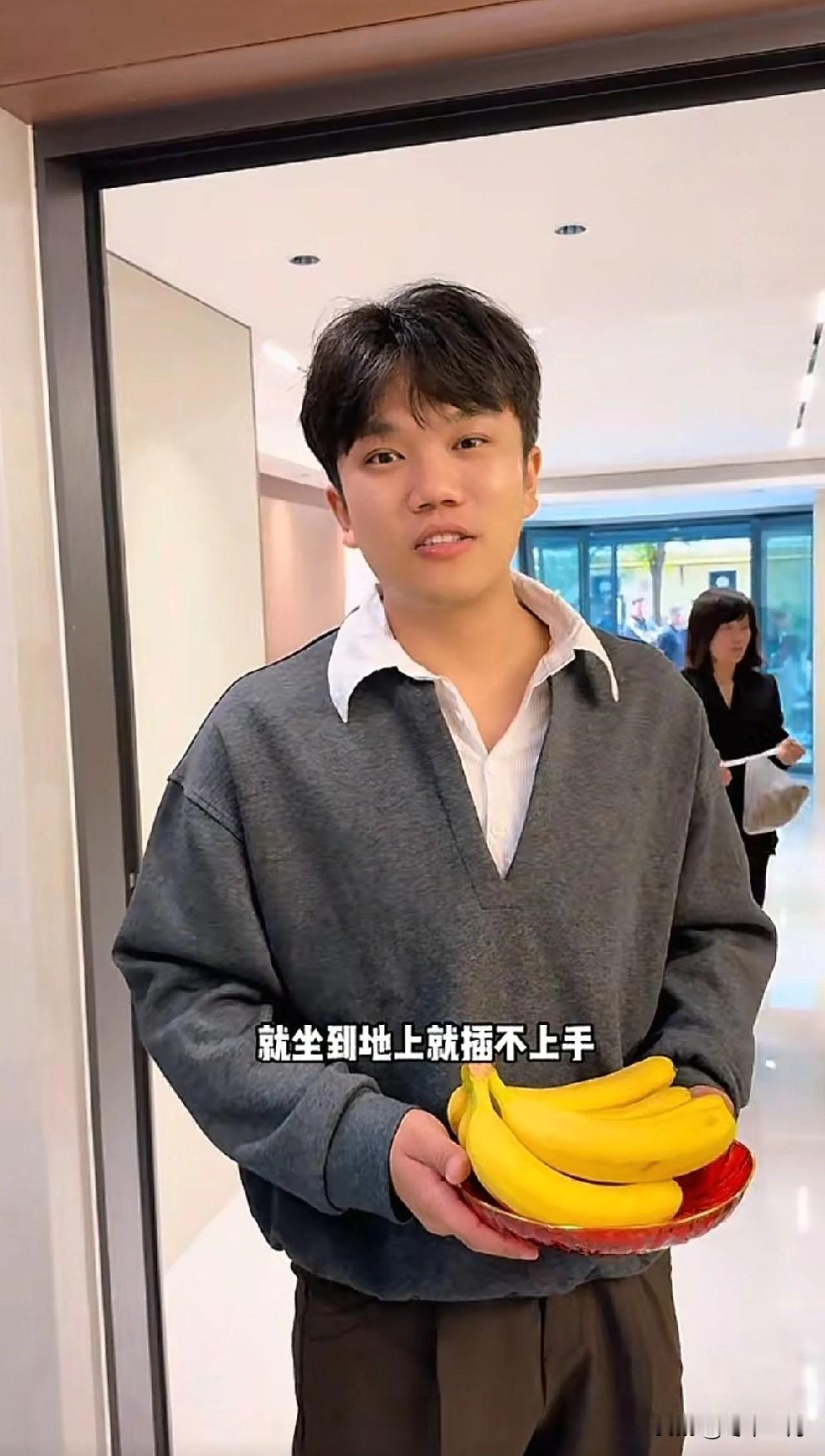 解清帅和王正正的婚礼已经提上日程了。家里的亲戚朋友，全都聚集在解清帅的新房里，女
