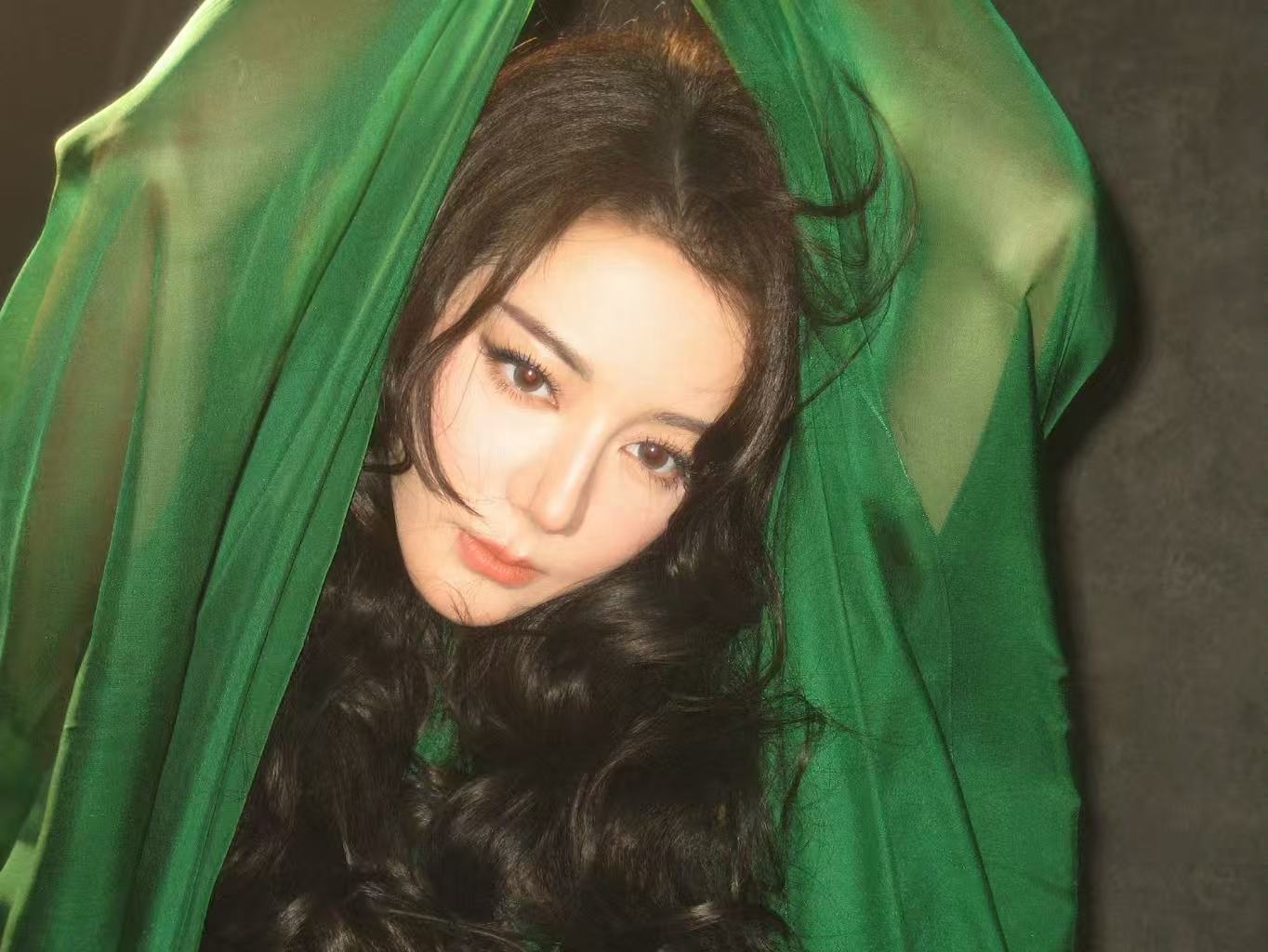 迪丽热巴朦胧光影里藏着灵动模样迪丽热巴新鲜出炉的限定嘻嘻迪迪丽热巴