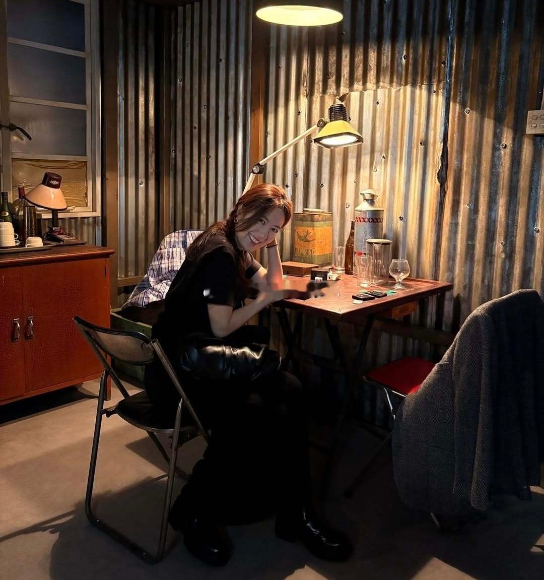 唐诗咏打卡香港大馆展览，该展览主题是重现经典港产片场景。 ​​​