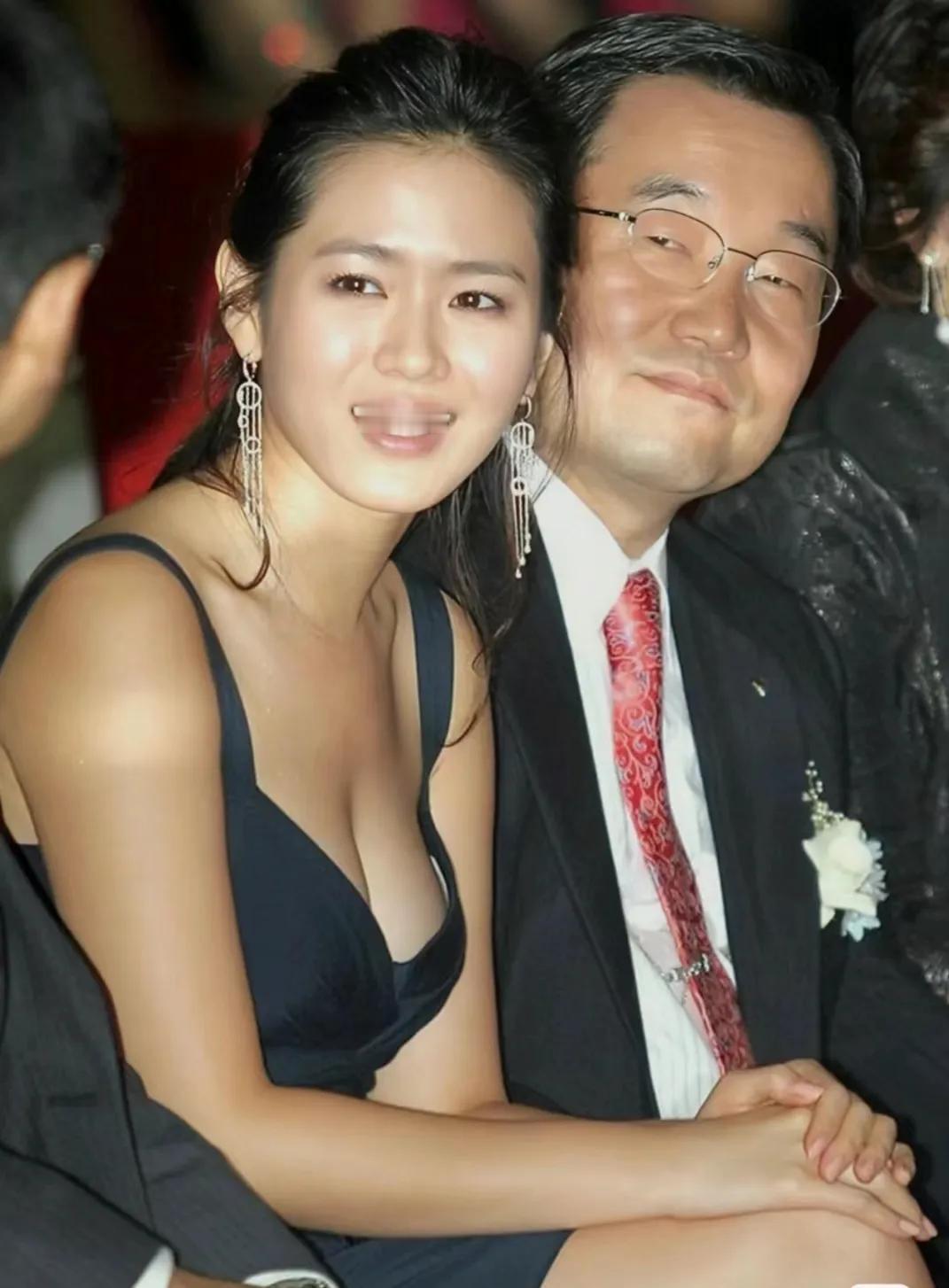 天哪！从来没见过晒这么黑还还这么美的孙艺珍！孙仙从来不追求干巴巴瘦的胳膊和腿，依