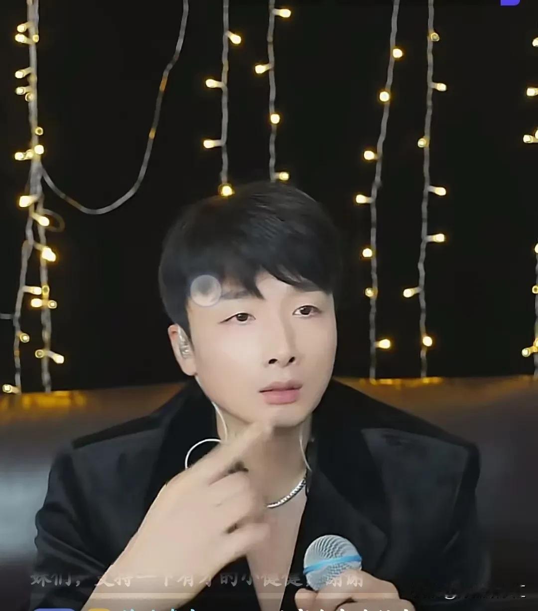 小健健:孟某干的是家族企业！

刚刚，小健健直播时说:“这个人真的有点瓦塌了，脑