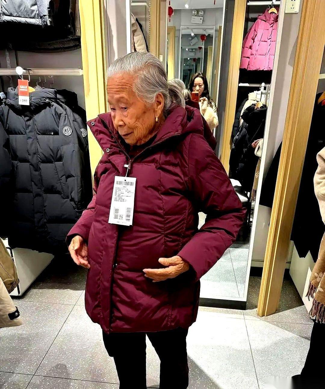 最近有个牌子，几乎成了新的“社交货币”。
你刚进家门，就看见沙发上扔着一件崭新的