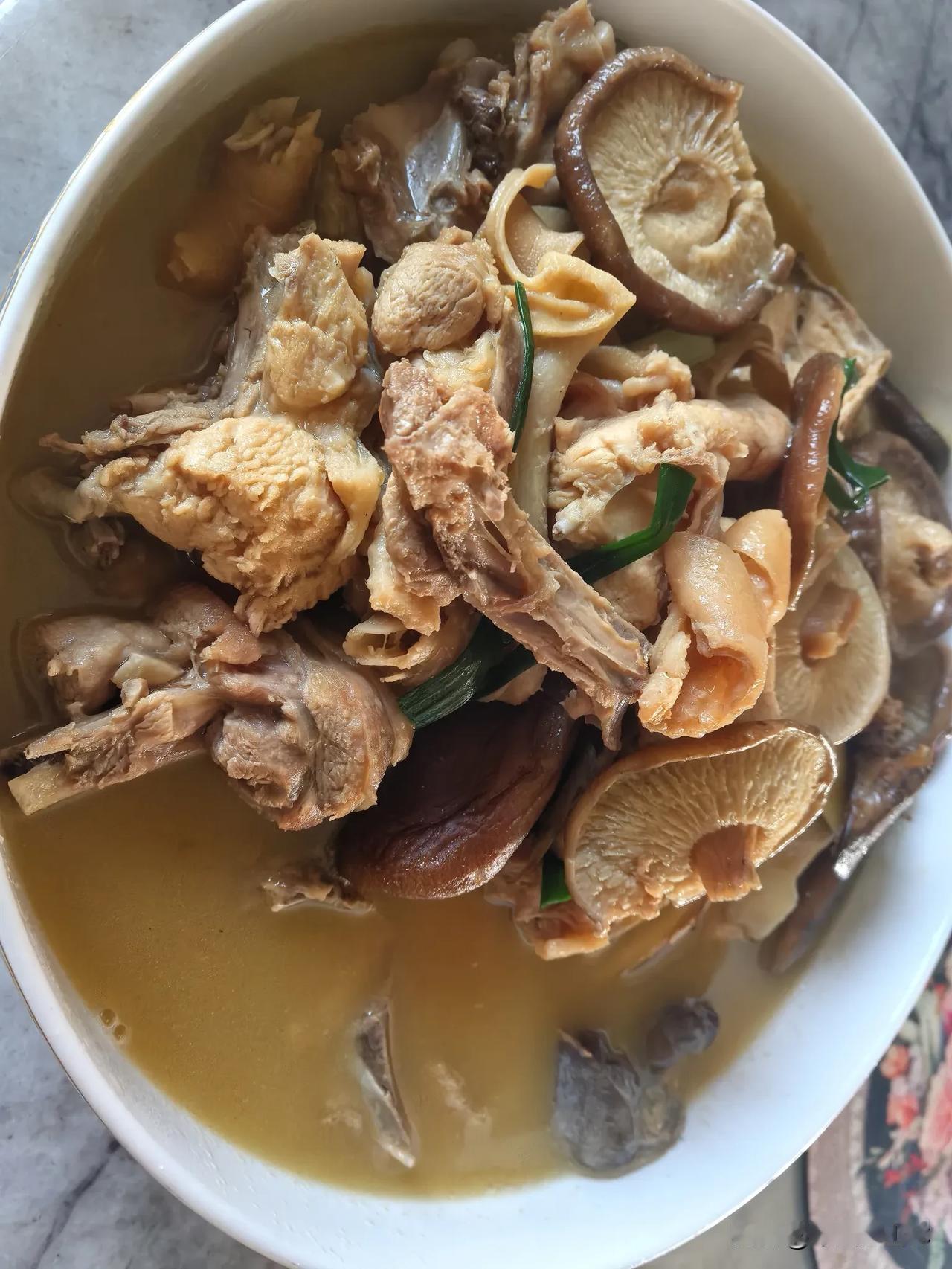 应召赴大女儿家代庖，晚膳席间遭责，嫌菜品偏少。我默不作声，仅食半块馒头、数口酸菜